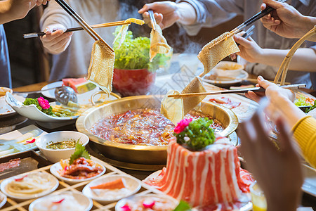 想開火鍋店,是批發(fā)火鍋底料好還是加盟連鎖品牌好?